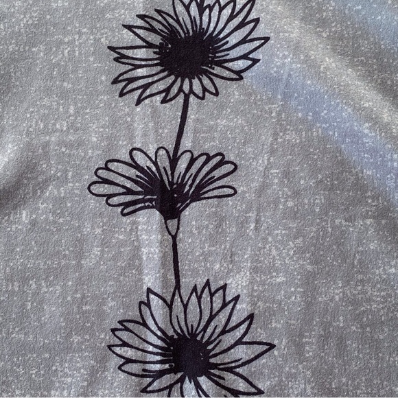 6 for $20♥️ plus sized Daisy blouse in a gray silvery color - Picture 6 of 7